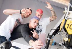 Ecco Fede con i capelli blu! Le foto dell'intervista di Benji & Fede a 105 Mi Casa