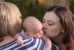 Bimbo con due mamme? Ora potrà prendere entrambi i cognomi