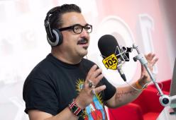 Roy Paci a 105 Mi Casa per parlare del nuovo singolo "Tira": guarda le foto dell'intervista! 