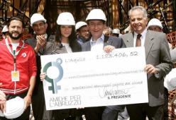 Laura Pausini consegna i fondi raccolti da Amiche per l’Abruzzo