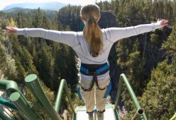 L’istruttore le dice "no jump", lei capisce "now jump": si butta da un ponte e muore