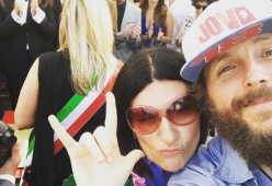 Jovanotti e Laura Pausini si "imbucano" alle nozze di due amici