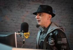 J-Ax contro l’abbandono di cani e gatti: "Non abbandonate il vostro animale, lui darebbe la vita per voi"