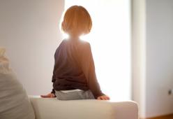Rimane orfana a 5 anni: viene adottata da tutto il paese