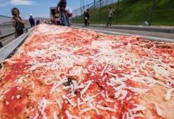 La pizza più lunga al mondo è statunitense! Il record di Napoli è stato battuto

