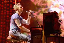 Coldplay a Milano, un ragno interrompe l'esibizione di Chris Martin al piano. Il video