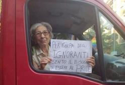Gay Pride: un'anziana signora in prima fila per i diritti degli omosessuali
