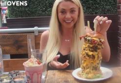 Video: la sfida della blogger contro un hamburger alto 30 cm