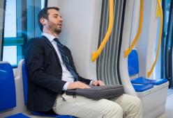 Dormire in metro e bus: ma perché poi ci svegliamo alla fermata giusta?