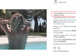 Emma Marrone: si rilassa in topless a Ibiza. E Virgina Raffaele commenta "alla Belén"