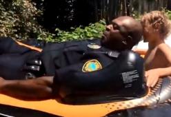 Video: poliziotti intervengono per fermare un party ma si mettono a festeggiare