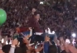 Coldplay, un fan in sedia a rotelle trascinato dal pubblico sul palco. Guarda il video