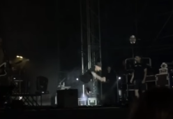 J-Ax cade dall’hoverboard mentre canta