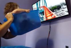 Video: il papà non può portare la figlia a Disneyland, ma la sua trovata è geniale