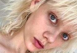 “Non fatela sfilare”: il web attacca la super modella Marjan Jonkman