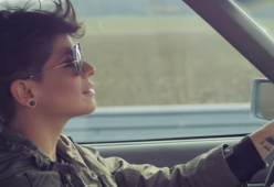 Alessandra Amoroso in auto senza cinture nel video di "Comunque Andare": è polemica