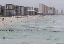 Florida: catena umana per soccorrere nove persone in balia delle onde, tutti salvi