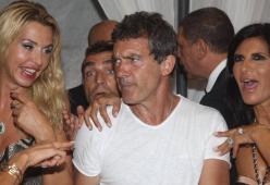 Valeria Marini e Pamela Prati: balli scatenati con Banderas, ma alla fine arriva la sua fidanzata