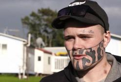 “Voglio solo un lavoro”: respinto per il suo tatuaggio sul volto, pubblica un annuncio su Facebook