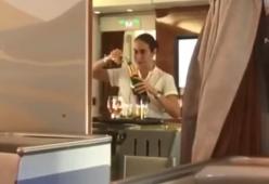 Video: hostess versa champagne avanzato nella bottiglia, ironia sui social