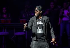 R. Kelly, l'accusa: nella sua casa 50 ragazze ridotte in schiavitù sessuale