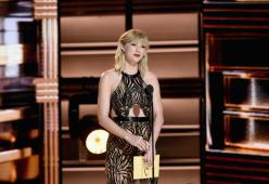 Taylor Swift protegge la sua privacy... nascondendosi in una valigia! 