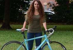 Le rubano la bici, lei trova il ladro e se la riprende