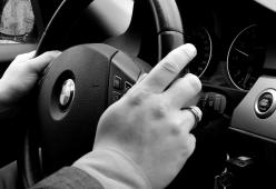 Trascorre le notti in auto per incastrare chi gli rigava la macchina