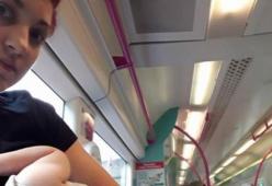 Inghilterra: allatta in piedi sul treno, nessuno le cede il posto. Polemiche sui social