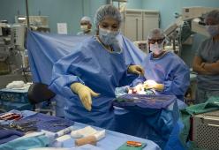 L’anestesista è donna, il paziente rifiuta l’operazione e se ne va