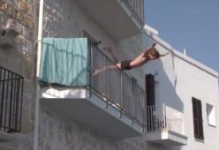 Video: si tuffa in mare dal balcone. L'esibizione è da brividi!