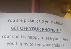 "Mettete via i telefoni!", ecco il rimprovero di una scuola texana ai genitori