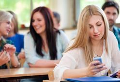 Scuola, smartphone ammessi durante le lezioni: ecco le nuove direttive