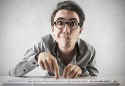 Per fare carriera meglio non porre domande e comportarsi “da stupidi”