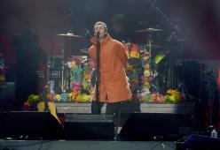 Liam Gallagher dal tabaccaio senza documenti: niente sigarette