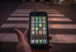 Hawaii: multe per chi usa lo smartphone mentre attraversa la strada