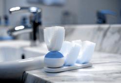 Lavarsi i denti senza mani in 10 secondi: da oggi è possibile