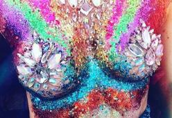 Disco Tits, arriva la nuova moda del topless glitterato