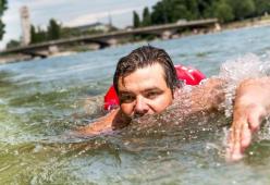 La storia del manager che va in ufficio nuotando nel fiume