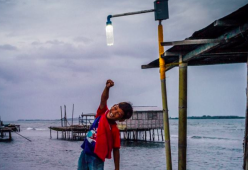 Liter of Light: ecco come usare le bottiglie di plastica per illuminare le case