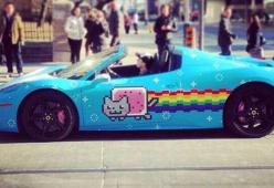 Avete mai visto una Ferrari così? È ispirata a Nyan Cat, la famosa gif animata