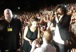 Ermal Meta scende dal palco e assiste alla proposta di matrimonio