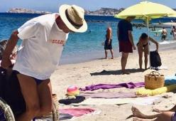 Anziano spinge la carrozzina della moglie per 3 km sotto il sole: voleva portarla sulla spiaggia più bella