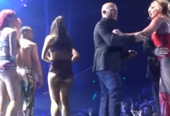 Paura per Britney Spears: un uomo sale sul palco e interrompe il suo show 