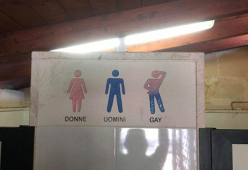 Nell’agriturismo c’è la toilette per gay: scoppia la polemica