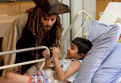 Johnny Depp visita l’ospedale pediatrico nei panni di Jack Sparrow, il video