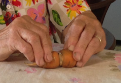Perde anello nell’orto: lo ritrova dopo 13 anni intorno a una carota!