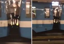 Due ragazzi viaggiano tra le carrozze della metropolitana, il video