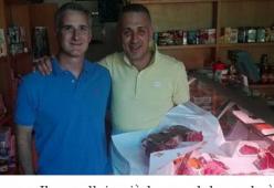 Dona del pane a uno sconosciuto, ma è un diplomatico USA. Guardate cosa ha fatto per ringraziarlo