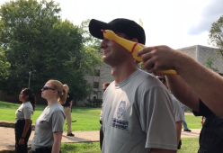 Il “Test del pollo” in un’accademia di polizia americana: chi ride, viene punito!

